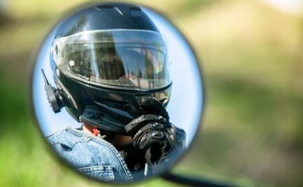 Motociclista sobrevive a fuerte choque contra poste en Huejutla
