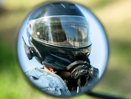 Motociclista sobrevive a fuerte choque contra poste en Huejutla