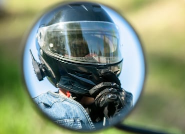 Motociclista sobrevive a fuerte choque contra poste en Huejutla