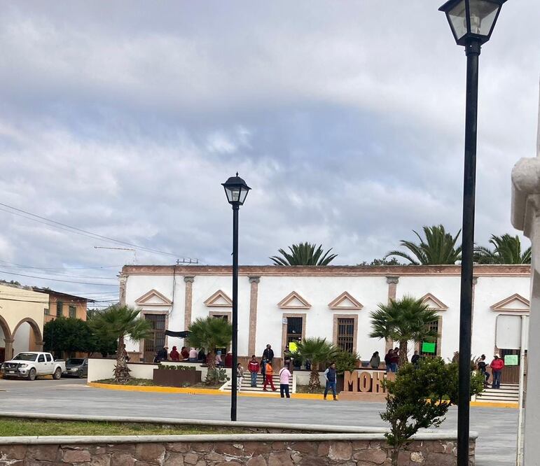 Los padres de familia bloquearon las calles del primer cuadro y cerraron la presidencia municipal | Foto: Especial