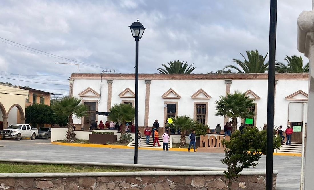 Los padres de familia bloquearon las calles del primer cuadro y cerraron la presidencia municipal | Foto: Especial