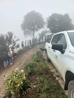 Vecinos de La Joya retienen a trabajadores de la CFE por demora en cambio de poste