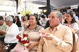 Entre votos y símbolos, 51 parejas sellan su historia en Tulancingo