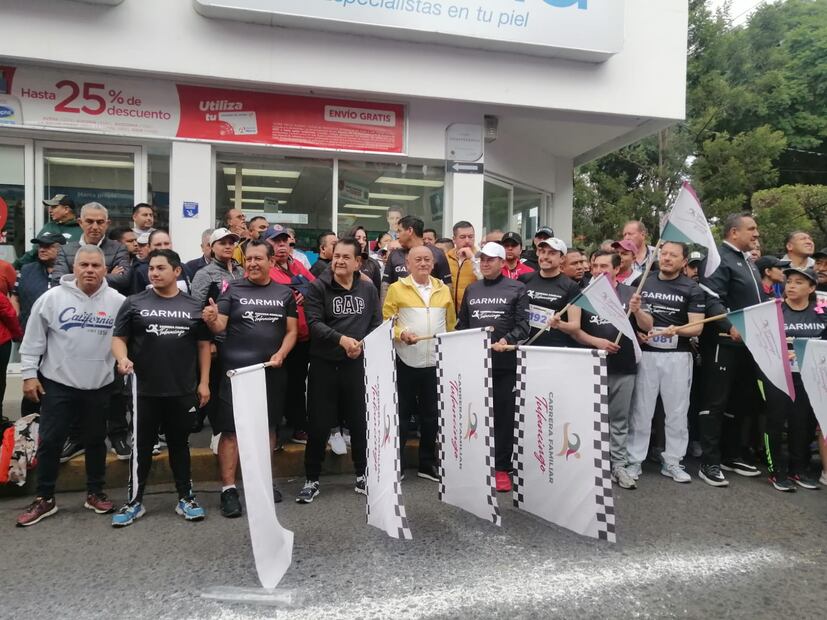 Guillermo Olivares Reyna, secretario de gobierno, Jorge Márquez, presidente municipal de Tulancingo, así como otros funcionarios dieron el banderazo de salida. 

Foto: Grisel Lira