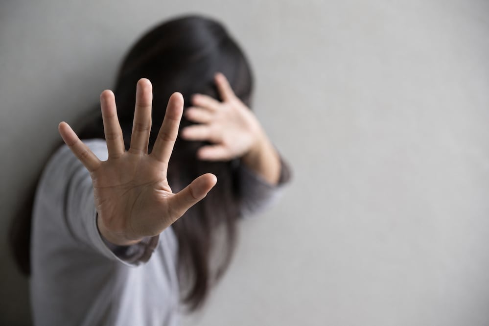 Las sanciones podrían agravarse cuando la difusión del material afecte a menores de edad, provoque daños psicológicos a los familiares o se realice de forma masiva a través de medios de comunicación y plataformas digitales | Imagen generada con IA