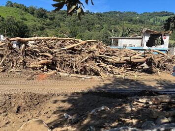 Analizan reubicación de familias con daños irreparables por lluvias en Hidalgo