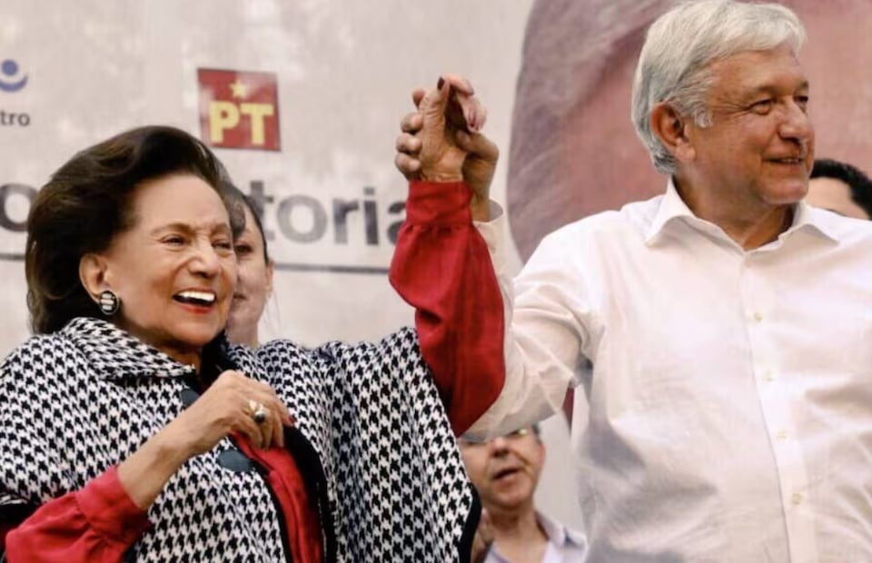 Ifigenia Martínez y Andrés Manuel López Obrador, entonces presidente electo, en 2018. Foto: X @IfigeniaMtz