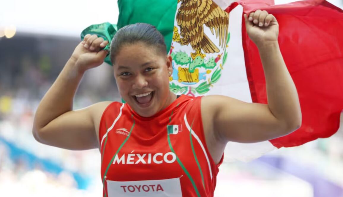 Osiris Machado celebrando con la bandera México en los Juegos Paralímpicos de París 2024 - Foto: @CONADE en X