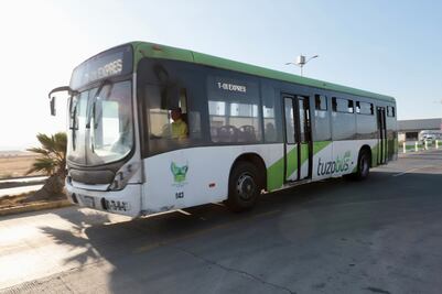 Contratarán cuatro camiones para el Tuzobús con elevador para silla de ruedas