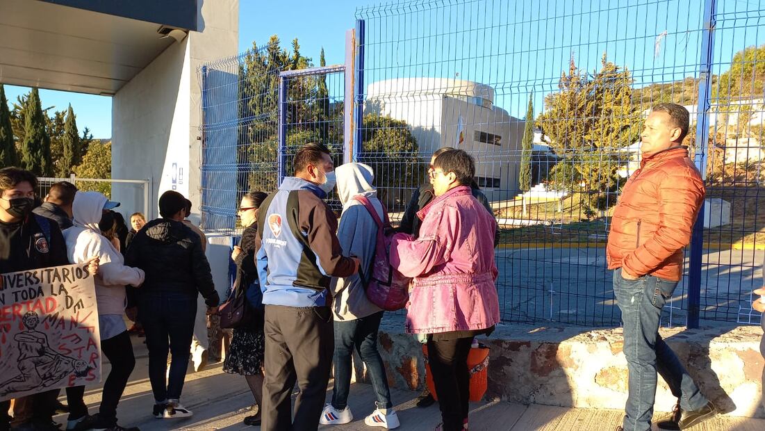 Los estudiantes continúan con la manifestación pacífica mientras que docentes de economía y ciencia política buscan ingresar Fotos: Miriam Avilés