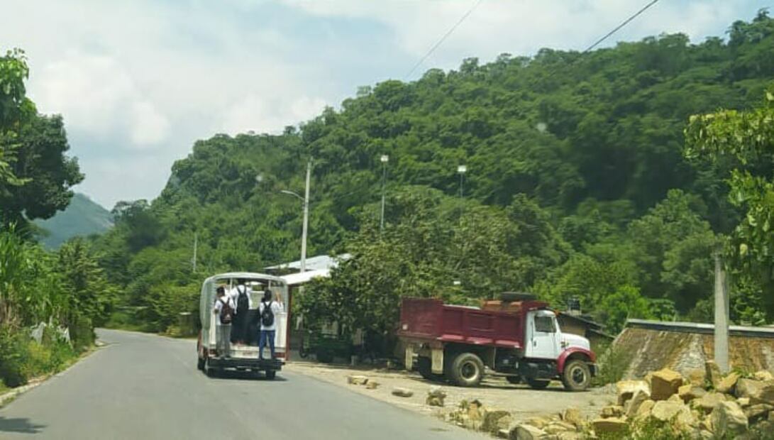 El transporte público pirata en la región de la huasteca es una constante Foto: Francisco Bautista