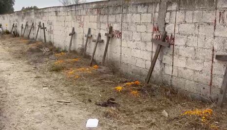 Visitantes del panteón de Huicalco rinden homenaje a los olvidados en la fosa común 