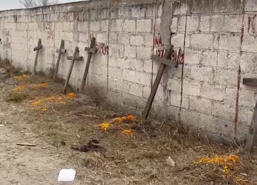 Visitantes del panteón de Huicalco rinden homenaje a los olvidados en la fosa común