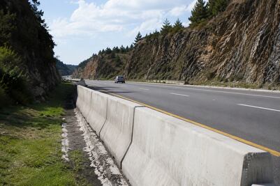 Más de 2 mdp costarán barreras para autopista del Corredor de la Montaña