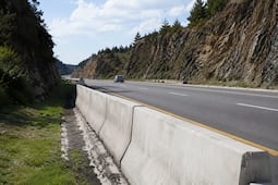 Más de 2 mdp costarán barreras para autopista del Corredor de la Montaña