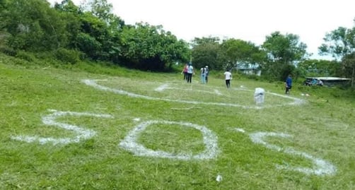 Comunidad de Hidalgo pinta un "SOS" por inundaciones; suplica por ayuda tras quedar incomunicada y sin víveres