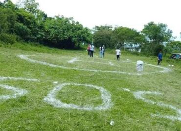 Comunidad de Hidalgo pinta un "SOS" por inundaciones; suplica por ayuda tras quedar incomunicada y sin víveres