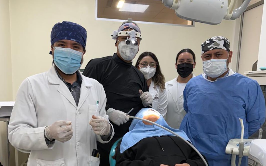 Equipo de especialistas en cirugía del rostro y mandíbula del Hospital General realiza protocolo quirúrgico a mujer de 36 años I Foto: Especial