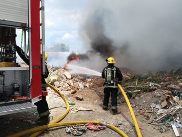 Incendio en tiradero clandestino moviliza a bomberos en Zempoala