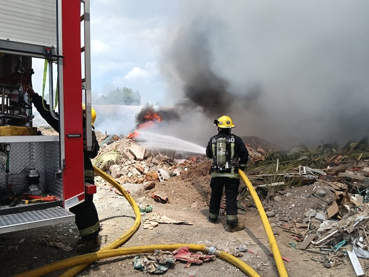 Incendio en tiradero clandestino moviliza a bomberos en Zempoala