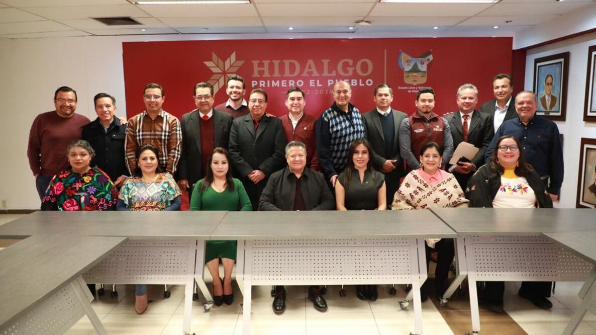 El gobernador Julio Menchaca Salazar sostuvo en la sala de exgobernadores, situada en el segundo piso de Palacio de Gobierno Foto: TW Julio Menchaca