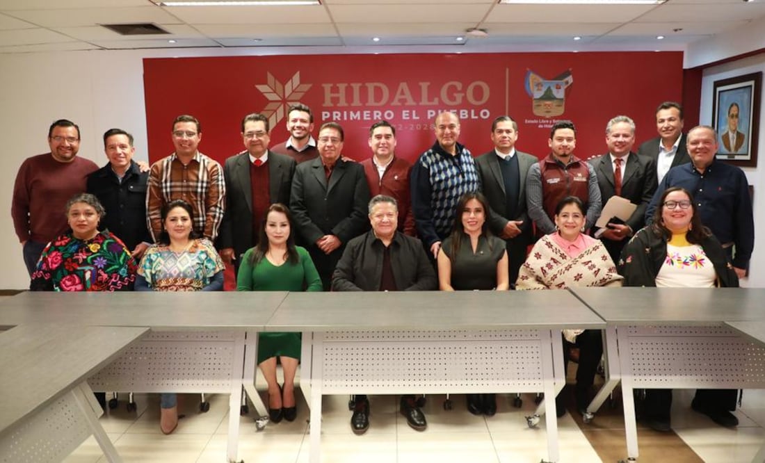 El gobernador Julio Menchaca Salazar sostuvo en la sala de exgobernadores, situada en el segundo piso de Palacio de Gobierno Foto: TW Julio Menchaca