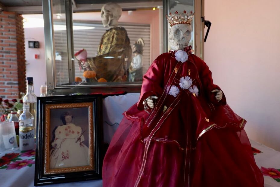 El nuevo culto a la Santa Muerte, se dice que reapareció en Tepatepec, Hidalgo, en 1965, tras ser hallada una imagen en piedra de forma de calavera que dicen tiene sus orígenes prehispánicos Foto: Luis Soriano