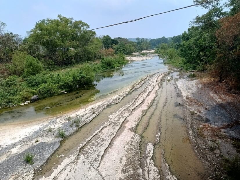 El río que cruza por el municipio de San Felipe Orizatlán y el río Candelaria de Huejutla, se encuentran en su nivel más bajo de esta temporada, pues sólo se aprecia el escurrimiento de agua, lo que preocupa a las autoridades y a la población que ya empieza a padecer del importante líquido. Foto: Francisco Bautista