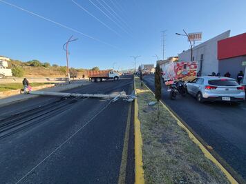 En Mineral de la Reforma, caída de poste bloquea bulevar La Providencia 