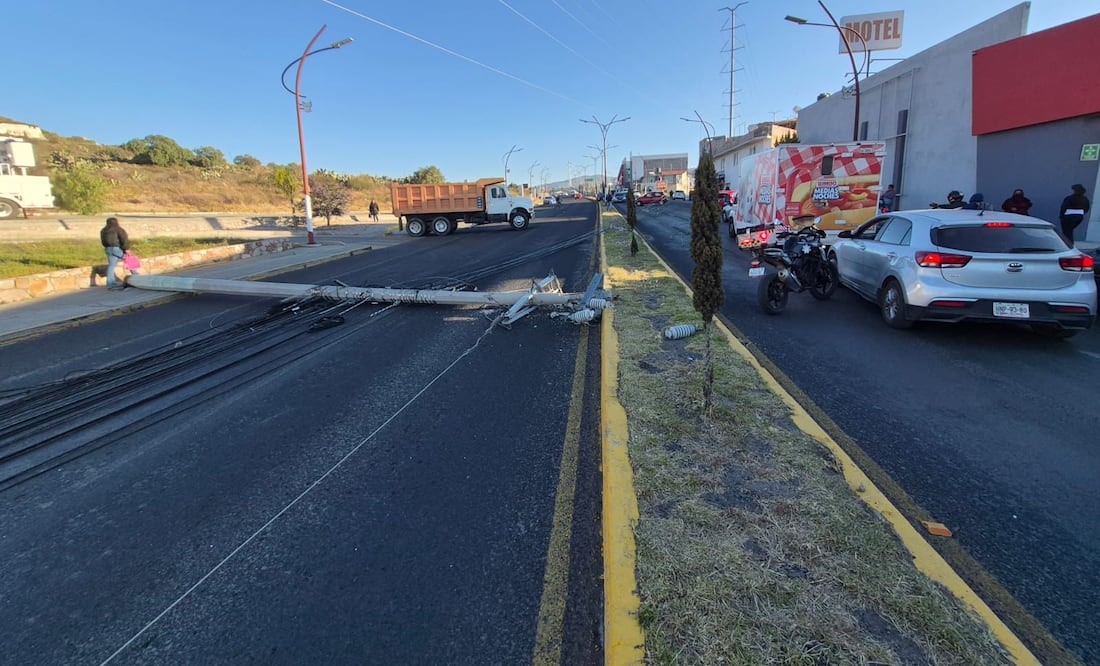 La caída de un poste de luz obstaculiza el tránsito sobre el bulevar Providencia