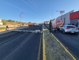 En Mineral de la Reforma, caída de poste bloquea bulevar La Providencia