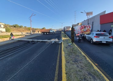 En Mineral de la Reforma, caída de poste bloquea bulevar La Providencia