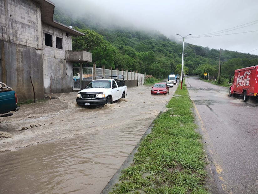 Lluvias dejan vehículos varados en la México-Tampico, a la altura de Zocuiteco Benito Juárez | Foto: especial