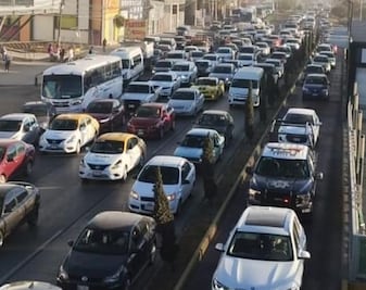 Piperos mantienen bloqueo en México-Pachuca; causan caos en la ciudad