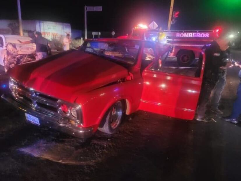 Conductor acelerado provoca un encontronazo entre auto y camioneta en Actopan | Foto: Especial