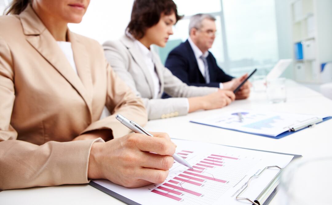 Aunque la jornada laboral actual es de ocho horas, en realidad las personas trabajan seis horas, porque se toman tiempo para desayunar y hacer otras cosas, señaló la presidenta de la Canacintra | Imagen ilustrativa