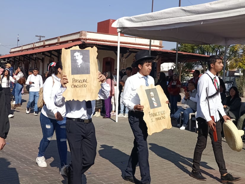 Más de 3 mil alumnos participan en el desfile por el 115 aniversario de la Revolución Mexicana en Tulancingo | Foto: Grisel Lira