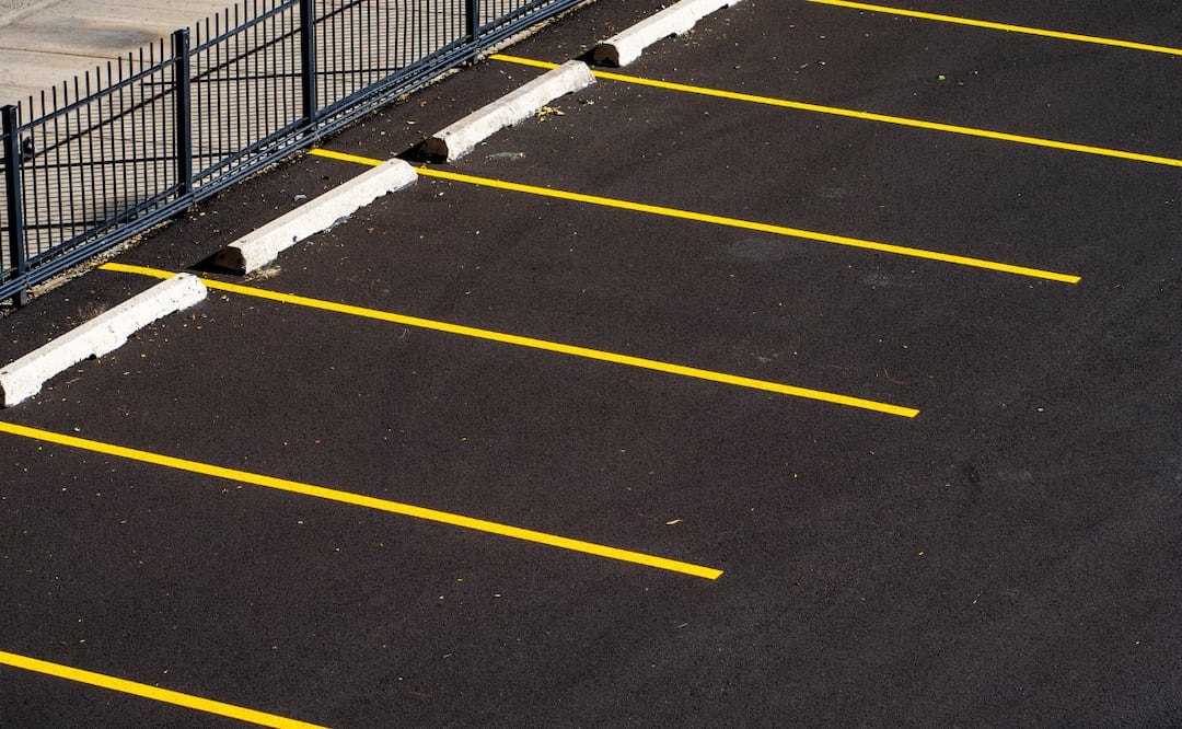 Plazas cuya construcción sea igual o mayor a 500 metros cuadrados deberán dar una hora de estacionamiento gratuito | Foto: Pexels