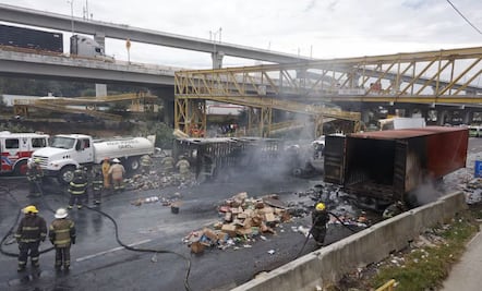 Choque múltiple y tráiler calcinado; cierran la carretera México-Toluca