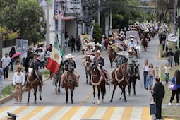 Charros y ecuestres desfilan por las calles de Pachuca previo al 15 de septiembre