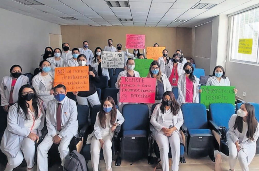 Los residentes del Hospital General de Pachuca, exigen calificaciones justas y no promover a personas que carecen
de conocimientos para ejercer la profesión Foto: Lorena Rosas