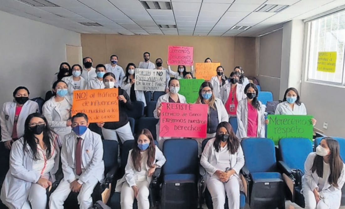 Los residentes del Hospital General de Pachuca, exigen calificaciones justas y no promover a personas que carecen
de conocimientos para ejercer la profesión Foto: Lorena Rosas