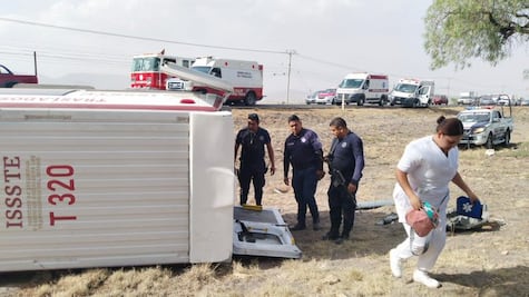 Vuelca ambulancia del ISSSTE Hidalgo en la México-Pachuca