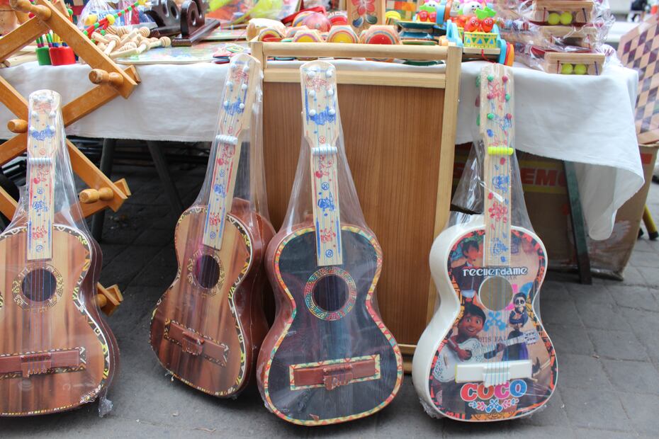 Juan mantiene viva la tradición familiar de juguetes de madera en Pachuca | Foto: Cinthya Carbajal