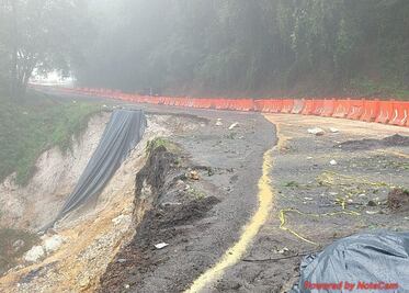 Solo automóviles ligeros se desplazan en la carretera federal 105, tramo Zacualtipán