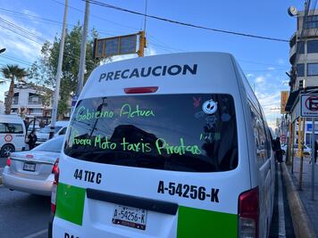 Taxis y combis en paro; demandan acción contra mototaxistas ilegales