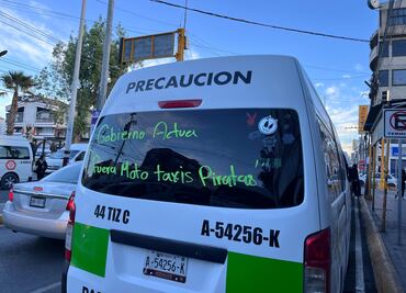 Taxis y combis en paro; demandan acción contra mototaxistas ilegales