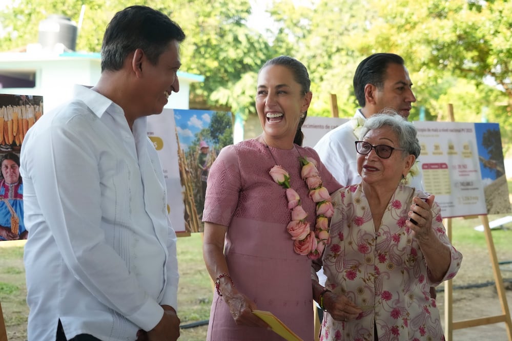 Pijijiapan, Chiapas, México, 26 de junio de 2026. La doctora Claudia Sheinbaum Pardo, presidenta Constitucional de los Estados Unidos Mexicanos en Plan Nacional de Maíz Nativo. Pijijiapan, Chiapas. La acompañan Marath Baruch Bolaños López, secretario del Trabajo; Flavio Aragón Cuevas, coordinador nacional del Plan “El Maíz es la Raíz”; María Luisa Albores González, directora general de Alimentación para el Bienestar; Columba López Gutiérrez, secretaria de Agricultura y Desarrollo Rural; Carlos Alberto Albores Lima, presidente municipal de Pijijiapan; Eduardo Ramírez Aguilar, gobernador Constitucional del Estado de Chiapas y Concepción Nanduca Solís, productora de maíz nativo de una comunidad milpera de Pijijiapan, Chiapas. Foto: Hazel Cárdenas / Presidencia