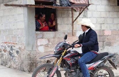Alcalde de Tetepango visita en moto a los vecinos del municipio