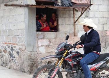 Alcalde de Tetepango visita en moto a los vecinos del municipio